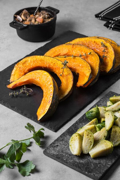 Deliciosas rodajas de calabaza al horno alto ángulo