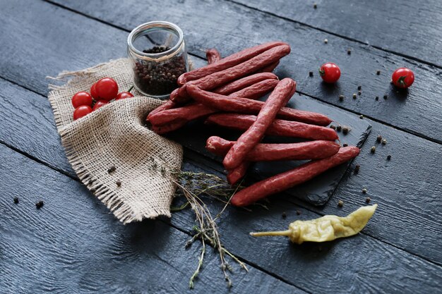 Deliciosas salchichas con ingredientes