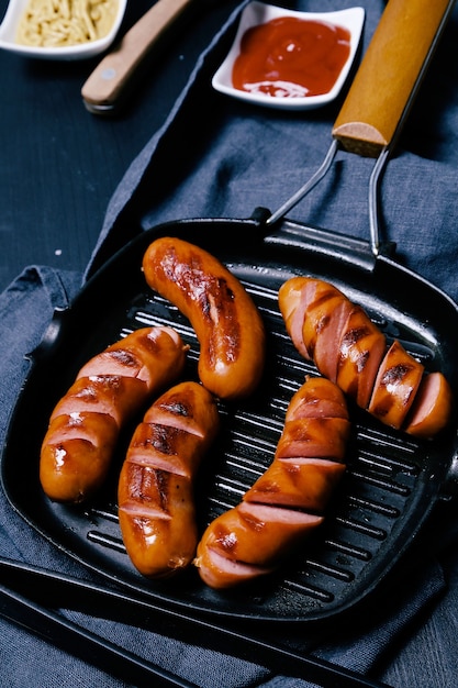 Foto gratuita deliciosas salchichas en sartén