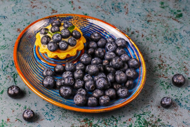 Deliciosas tartas caseras de bayas de verano rústicas.