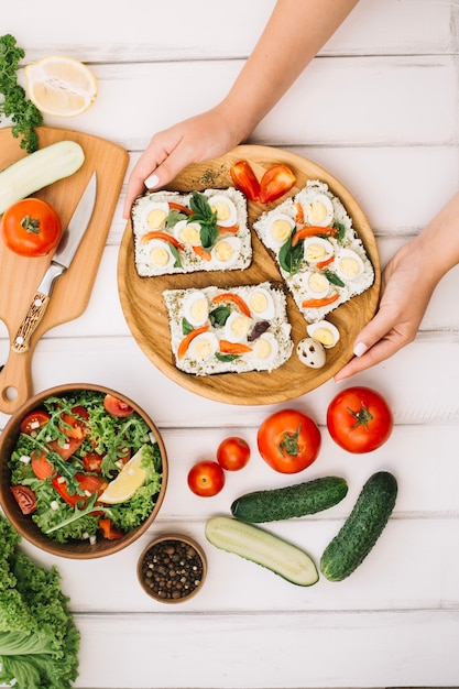 Deliciosas tartinas y ensalada de verduras