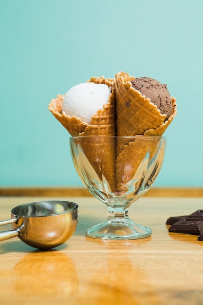 Foto gratuita deliciosas tazas de helado en un tazón