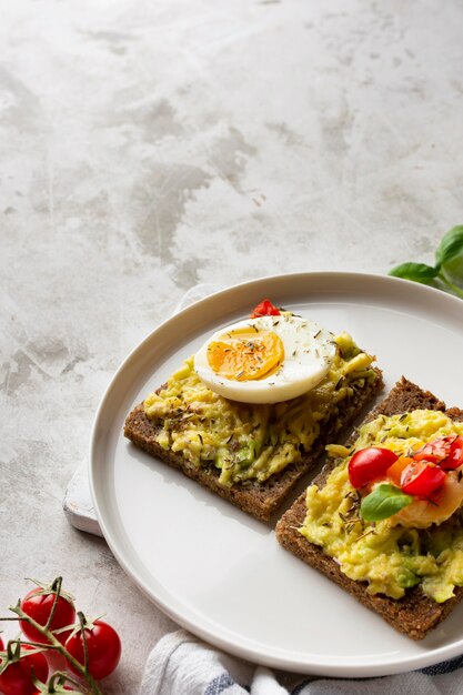 Deliciosas tostadas con crema vegetal en mesa de mármol