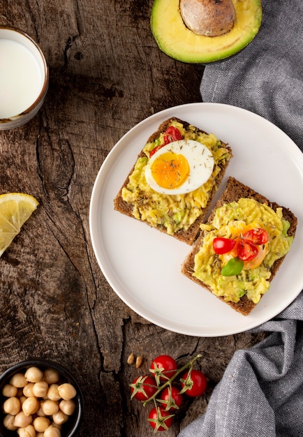 Foto gratuita deliciosas tostadas con crema vegetal sobre tela