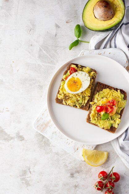 Deliciosas tostadas con crema de verduras y medio aguacate