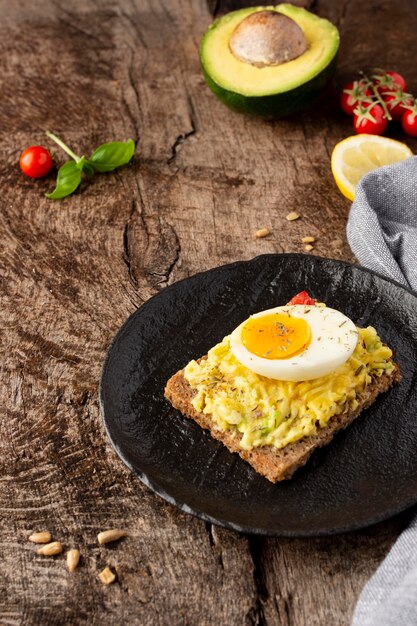 Deliciosas tostadas con crema de verduras en un plato oscuro