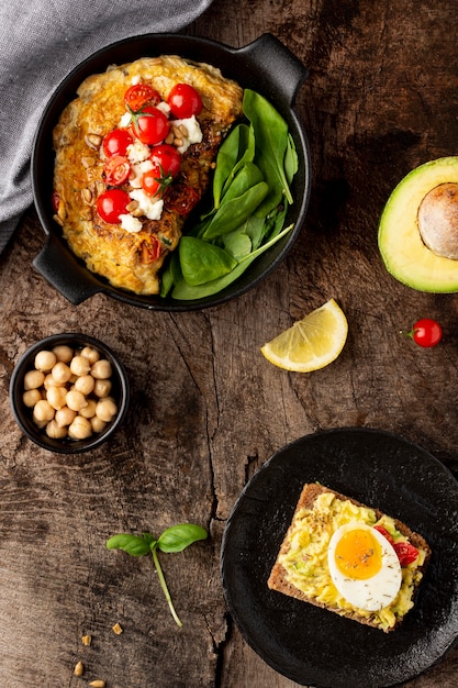 Deliciosas tostadas con crema de verduras y tortilla