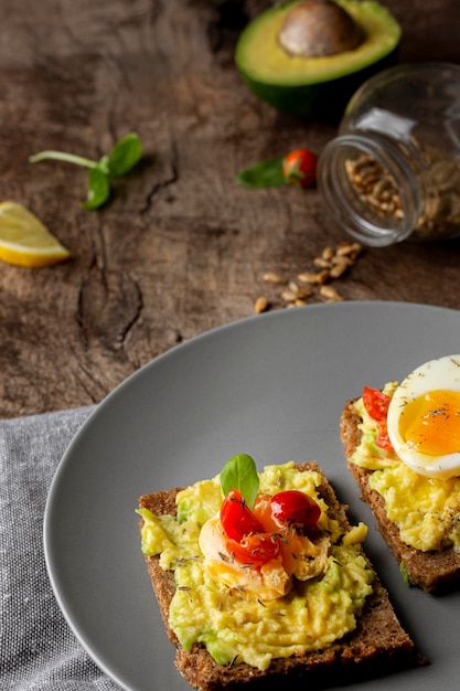 Deliciosas tostadas con crema de verduras vista alta