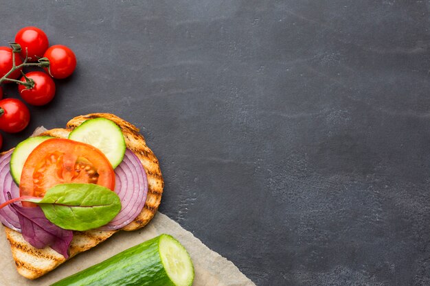 Deliciosas tostadas e ingredientes.