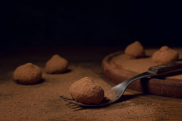 Deliciosas trufas sobre tabla de madera.