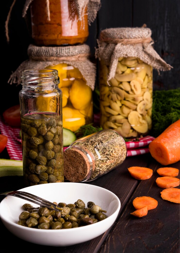 Foto gratuito deliciosas verduras caseras en conserva