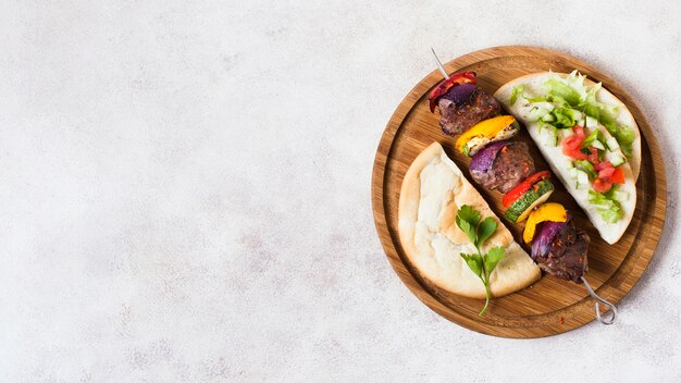 Deliciosas verduras de comida rápida árabe y carne en brochetas copie el espacio