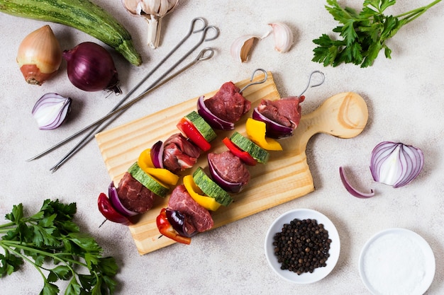 Foto gratuita deliciosas verduras de comida rápida árabe y carne en brochetas