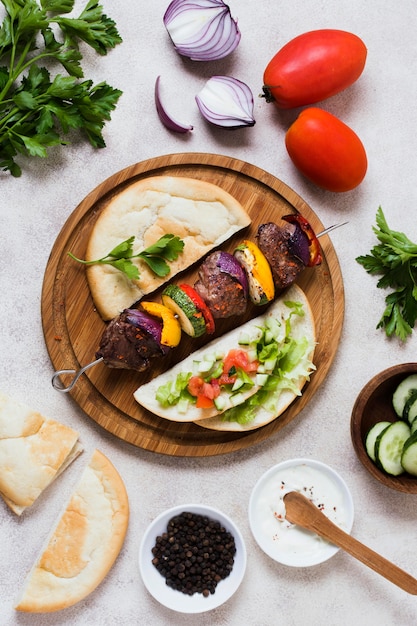 Deliciosas verduras de comida rápida árabe y carne en pinchos vista superior