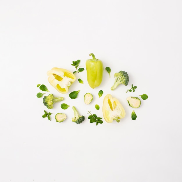 Deliciosas verduras sobre fondo blanco simple