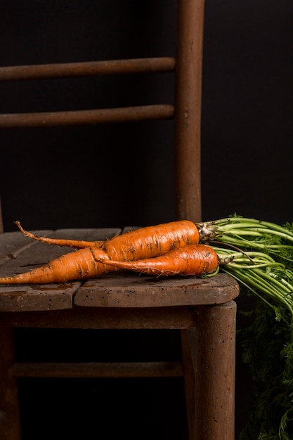 Foto gratuita deliciosas zanahorias frescas en la mesa