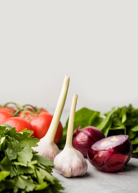 Delicioso ajo y cebolla para una ensalada saludable.