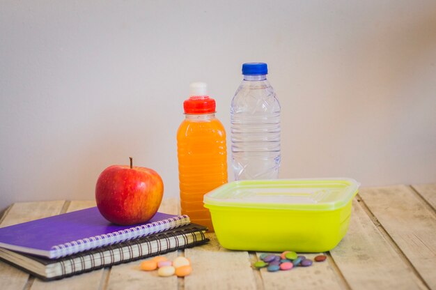 Delicioso almuerzo escolar y cuadernos