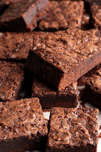 Delicioso arreglo de brownies alto ángulo