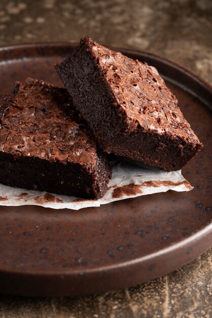 Delicioso arreglo de brownies en plato