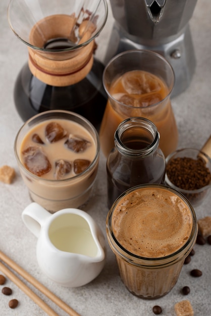 Delicioso arreglo de café helado de alto ángulo