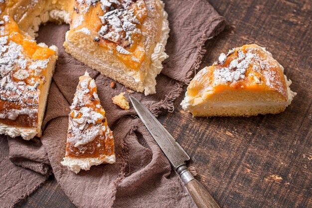 Delicioso arreglo de comida del día de la epifanía en rodajas