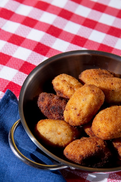 Foto gratuita delicioso arreglo de croquetas fritas