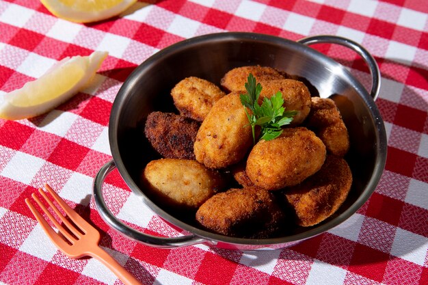 Delicioso arreglo de croquetas fritas