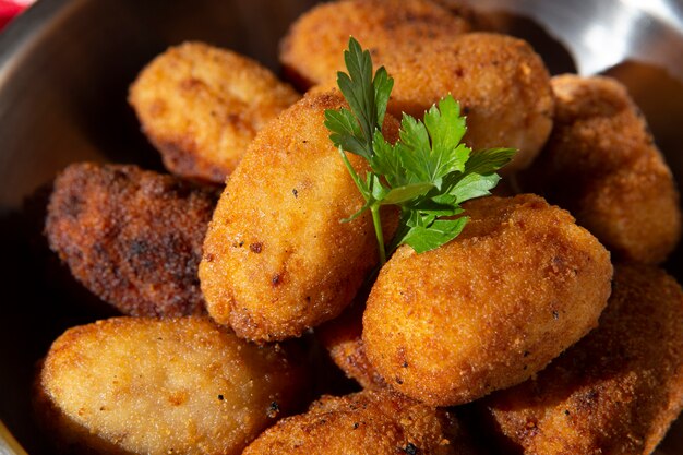 Delicioso arreglo de croquetas fritas