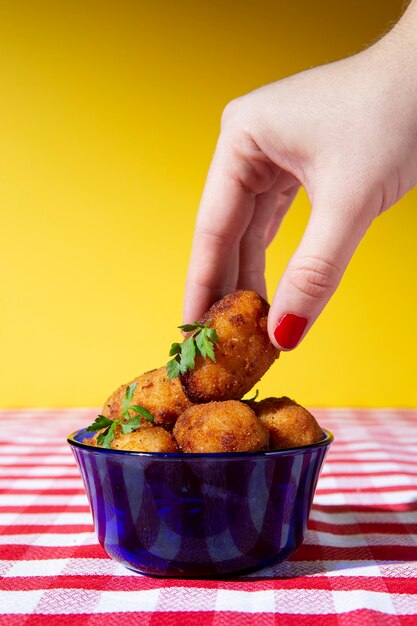 Delicioso arreglo de croquetas fritas