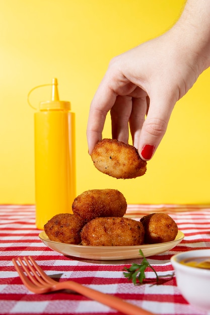 Delicioso arreglo de croquetas fritas