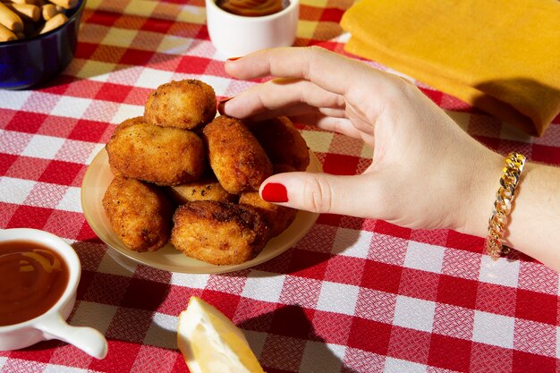 Delicioso arreglo de croquetas fritas