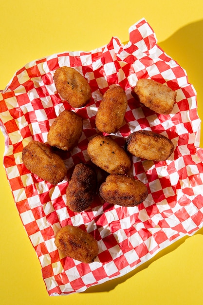 Foto gratuita delicioso arreglo de croquetas fritas