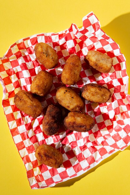 Delicioso arreglo de croquetas fritas