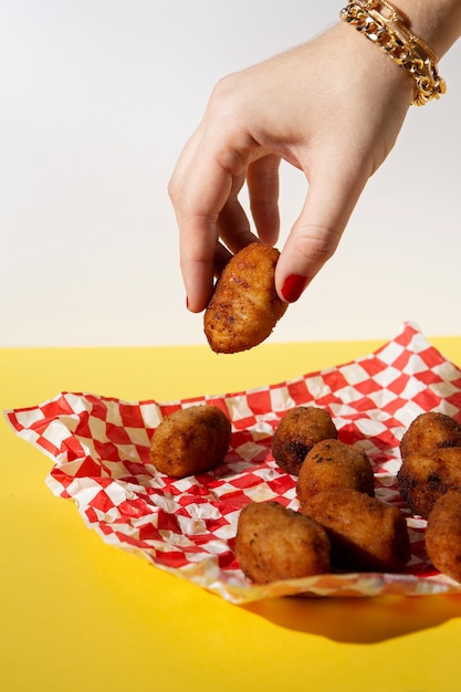 Delicioso arreglo de croquetas fritas