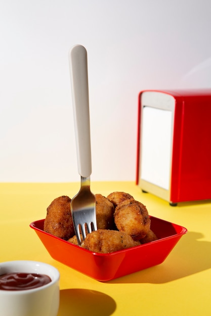 Foto gratuita delicioso arreglo de croquetas fritas