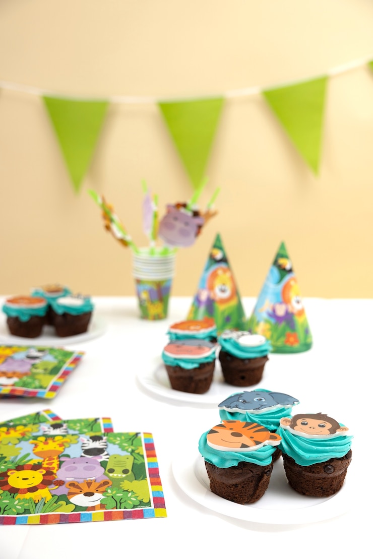 Foto gratuito delicioso arreglo de cupcakes para fiesta safari