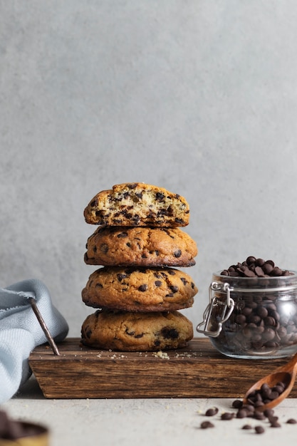 Foto gratuita delicioso arreglo de galletas con chispas de chocolate