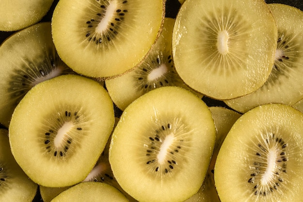 Delicioso arreglo de kiwi plano.