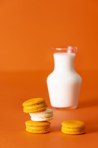 Delicioso arreglo de leche y galletas