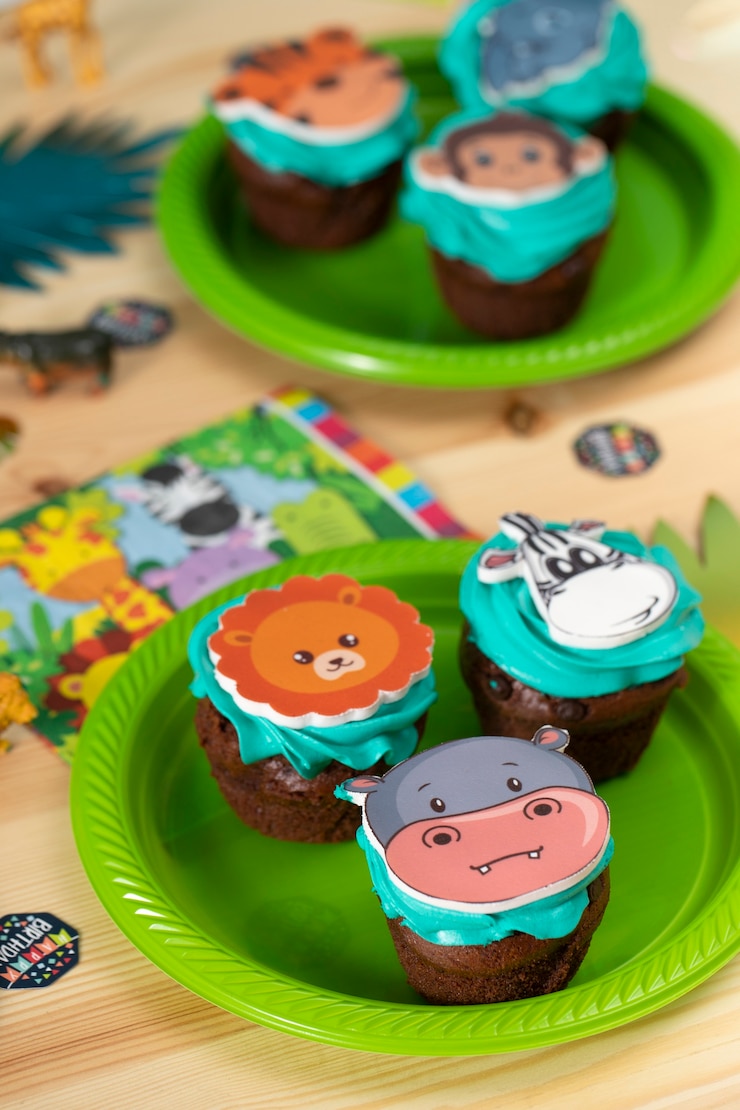 Foto gratuito un delicioso arreglo de pasteles para la fiesta de safari.