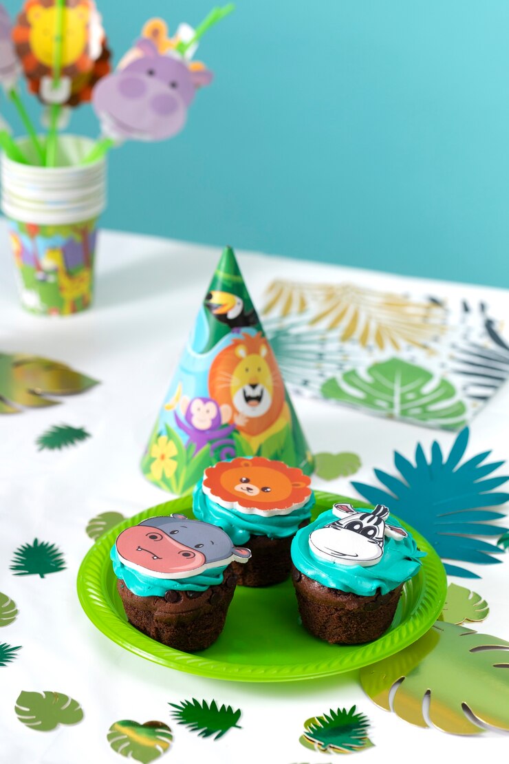 Foto gratuito un delicioso arreglo de pasteles para la fiesta de safari.