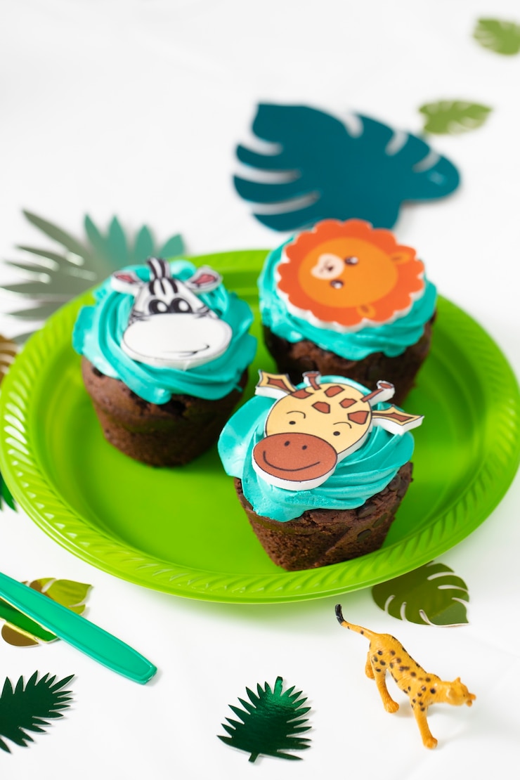 Foto gratuito un delicioso arreglo de pasteles para la fiesta de safari.