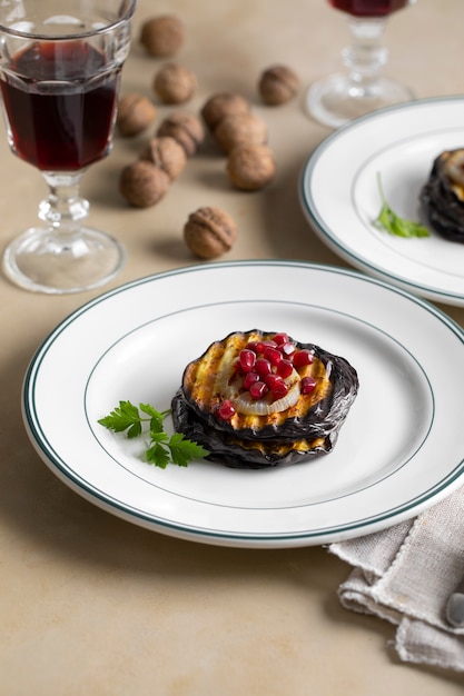 Foto gratuita delicioso arreglo de plato de berenjena