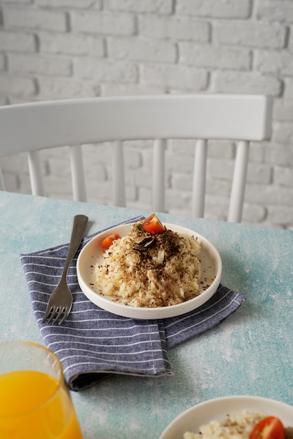 Delicioso arreglo de plato de trufa en la mesa