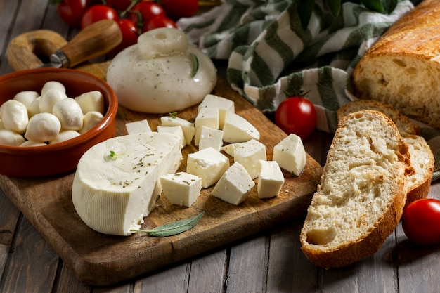 Foto gratuita delicioso arreglo de queso fresco