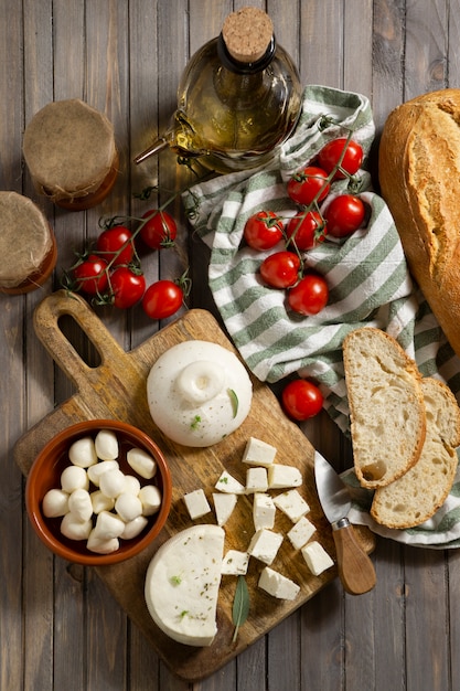 Foto gratuita delicioso arreglo de queso fresco