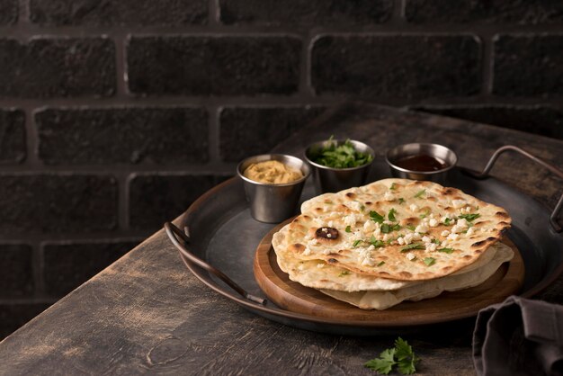 Delicioso arreglo roti sobre la mesa con espacio de copia