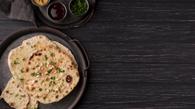 Delicioso arreglo roti sobre la mesa con espacio de copia