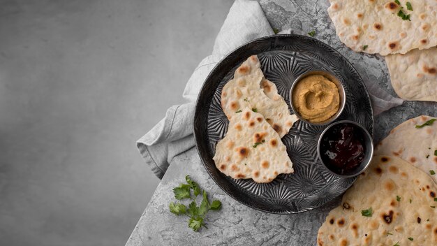 Delicioso arreglo roti sobre la mesa con espacio de copia